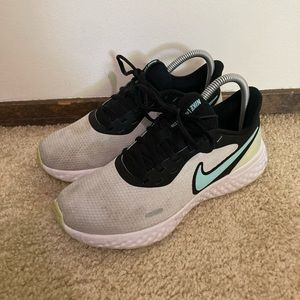 Nike Revolution 5. Women’s 7.5